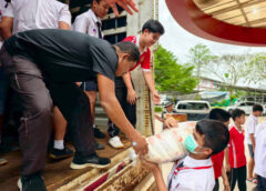 ชุมพร – สายธารน้ำใจหลั่งไหล ชาวหลังสวนรวมพลังช่วยผู้ประสบอุทกภัยภาคใต้   